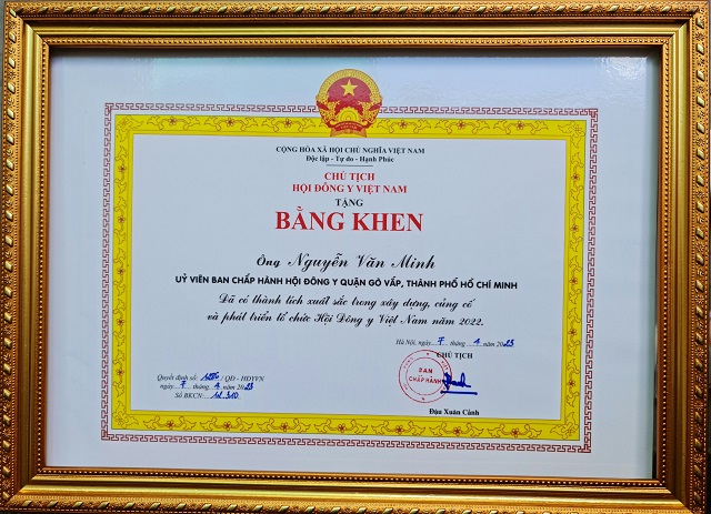 Thoát vị đĩa đệm dạng trung tâm, có rách vòng xơ.